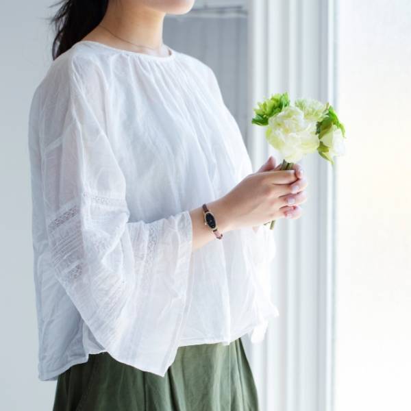 華奢なストラップが女性らしい手元を演出。SPICAから新作「OVAL」シリーズが登場