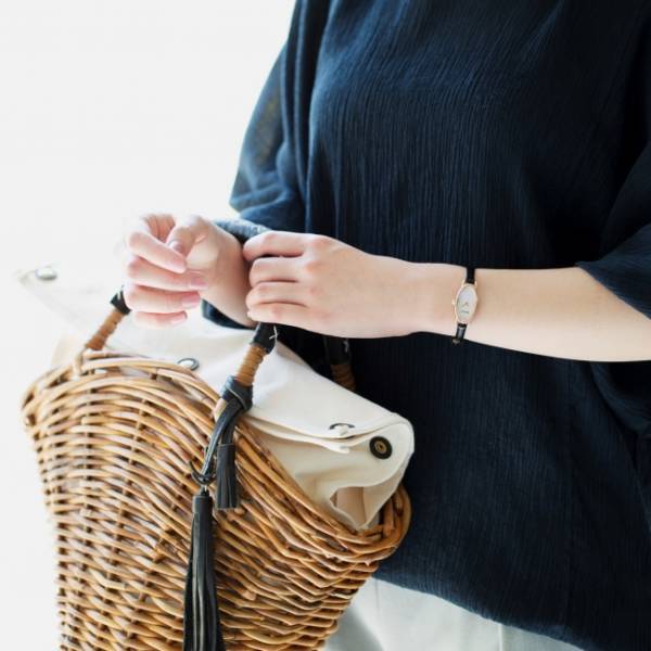 華奢なストラップが女性らしい手元を演出。SPICAから新作「OVAL」シリーズが登場