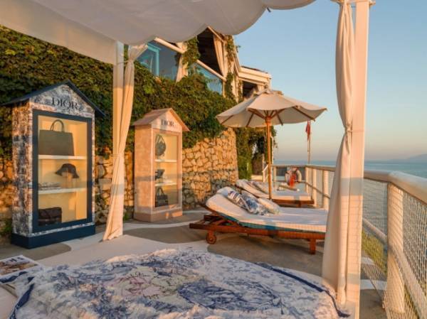 エーゲ海に浮かぶキクラデス諸島に、ディオールのカプセルコレクションに特化したポップアップストアがオープン。