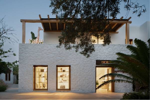 エーゲ海に浮かぶキクラデス諸島に、ディオールのカプセルコレクションに特化したポップアップストアがオープン。