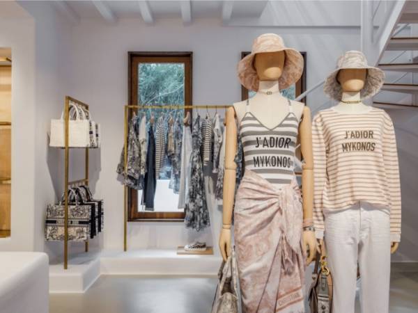 エーゲ海に浮かぶキクラデス諸島に、ディオールのカプセルコレクションに特化したポップアップストアがオープン。