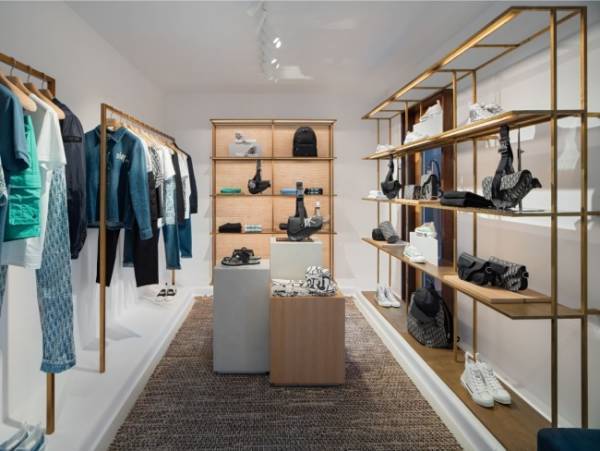 エーゲ海に浮かぶキクラデス諸島に、ディオールのカプセルコレクションに特化したポップアップストアがオープン。