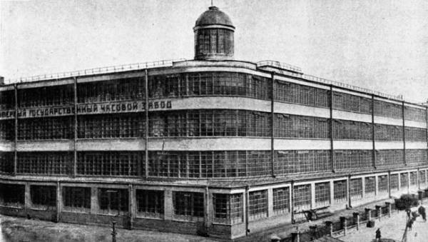 希少価値の高い手巻きムーブメントを搭載。ブロンズケースでエイジングも楽しめるシュトゥルマンスキーの時計