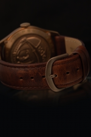 希少価値の高い手巻きムーブメントを搭載。ブロンズケースでエイジングも楽しめるシュトゥルマンスキーの時計