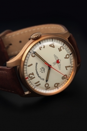 希少価値の高い手巻きムーブメントを搭載。ブロンズケースでエイジングも楽しめるシュトゥルマンスキーの時計