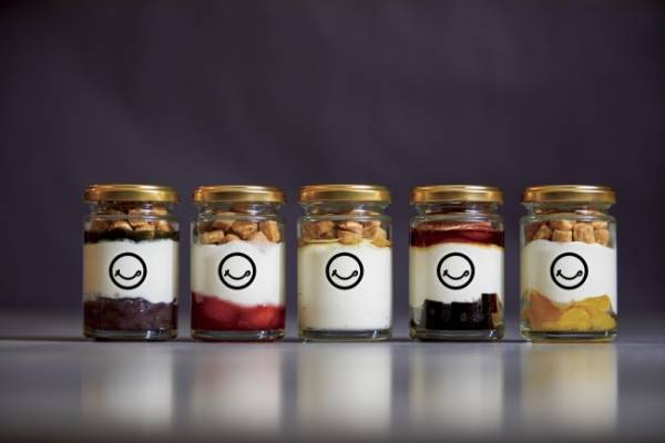 目の前の炎で一気にキャラメリゼして仕上げる「チーズスイーツ専門店 マルーチーズ」が大阪・なんばCITYに登場