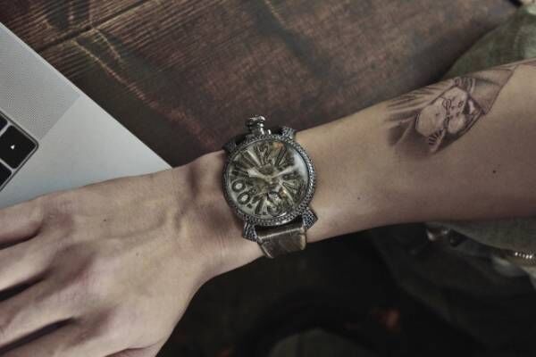 GaGa MILANO x プリンチペ プリヴェの公式カスタマイズ時計はビンテージ加工とダイヤモンドを組み合わせた一点物