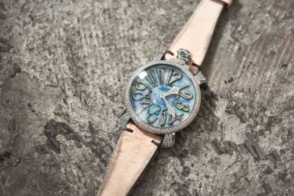 GaGa MILANO x プリンチペ プリヴェの公式カスタマイズ時計はビンテージ加工とダイヤモンドを組み合わせた一点物
