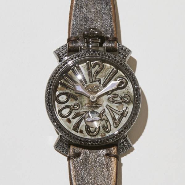 GaGa MILANO x プリンチペ プリヴェの公式カスタマイズ時計はビンテージ加工とダイヤモンドを組み合わせた一点物