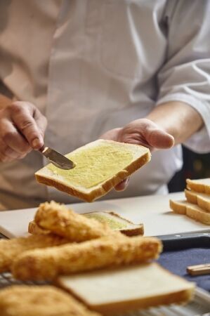 高級食パン×だしソムリエの饗宴。だし巻揚げサンド専門店が大阪・なんばCITYに登場