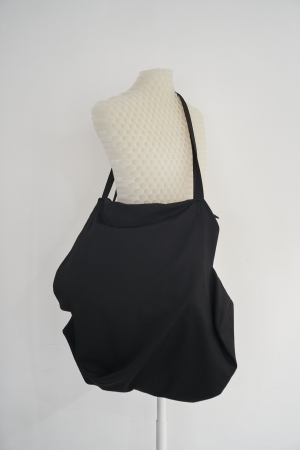 discord Yohji Yamamoto、2020-21秋冬コレクションでは衣服として纏うバッグを表現