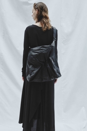 discord Yohji Yamamoto、2020-21秋冬コレクションでは衣服として纏うバッグを表現