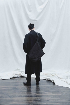 discord Yohji Yamamoto、2020-21秋冬コレクションでは衣服として纏うバッグを表現