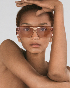 バーバリー 7月の「B シリーズ」はリカルド・ティッシが手掛けた「ブレイク」サングラス