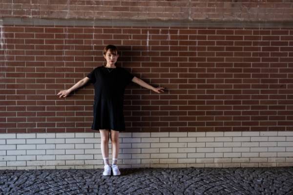 ヒュンメルからアシンメトリーなデザインの軽量キャンバススニーカーを日本限定発売