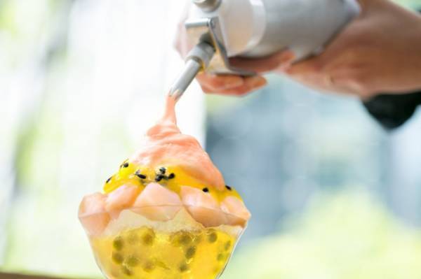 絵本「カメレオンのかきごおりや」で描かれるかき氷が絵本を飛び出し期間限定コラボメニューで誕生