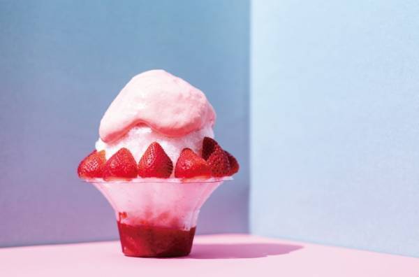 絵本「カメレオンのかきごおりや」で描かれるかき氷が絵本を飛び出し期間限定コラボメニューで誕生