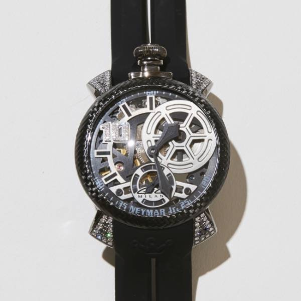 GaGa MILANOのネイマールとのコラボモデルはダイヤモンドを使用した限定モデルで登場