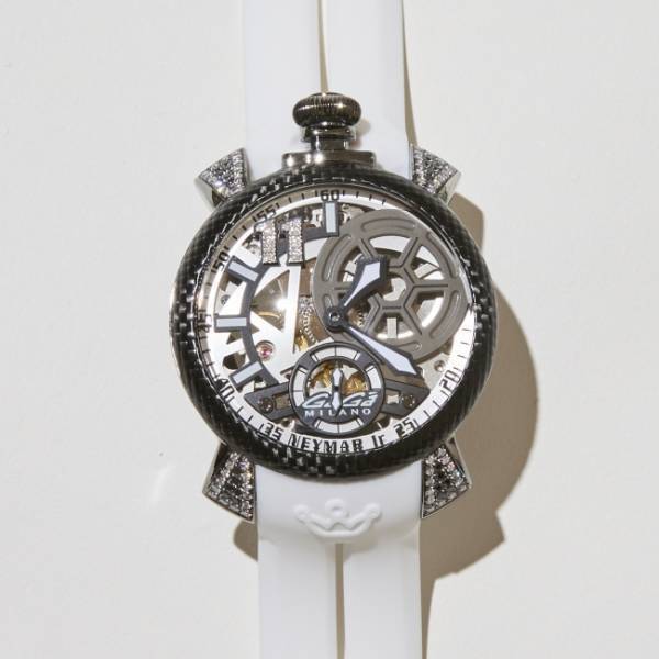 GaGa MILANOのネイマールとのコラボモデルはダイヤモンドを使用した限定モデルで登場