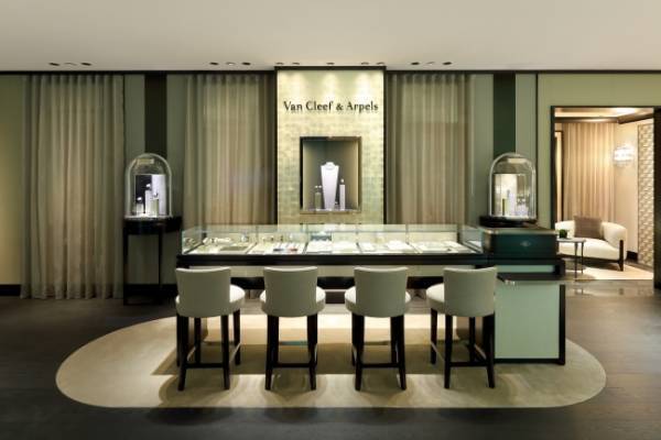 より開放的なブティックへ。ヴァン クリーフ＆アーペル 銀座三越ブティックリフレッシュオープン