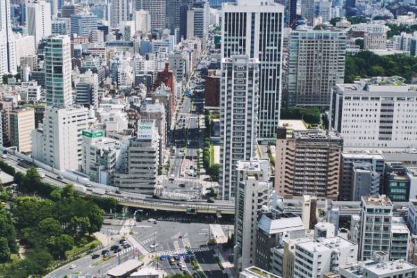 シャイニーな素材など、適度なエッジが心地よいCREOLMEの最新コレクションが登場。ROSE BUDにて展開