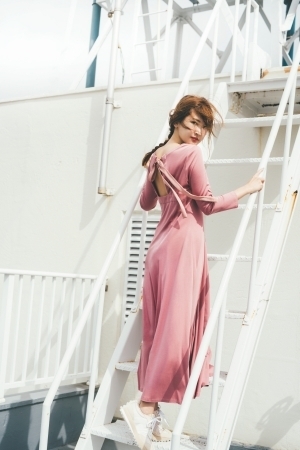 モデル・タレントの紗栄子が魅せる 初のワンマイルドレス。スナイデルカプセルコレクション