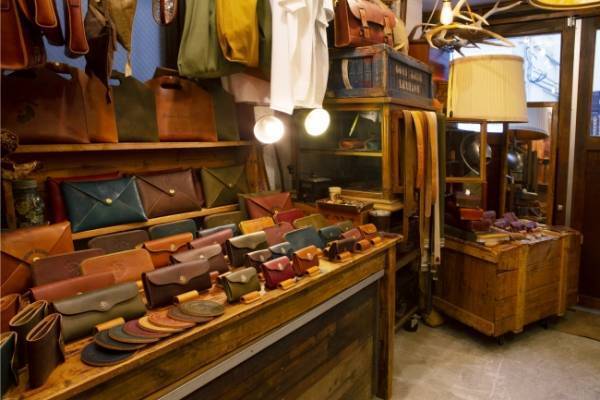 レザークラフトブランドBrown Brownとの協業による腕時計「Lo-Fi Digital」