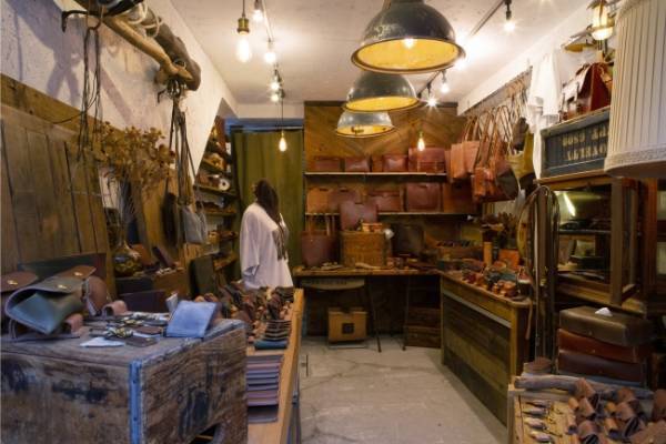 レザークラフトブランドBrown Brownとの協業による腕時計「Lo-Fi Digital」