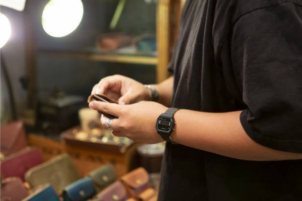 レザークラフトブランドBrown Brownとの協業による腕時計「Lo-Fi Digital」