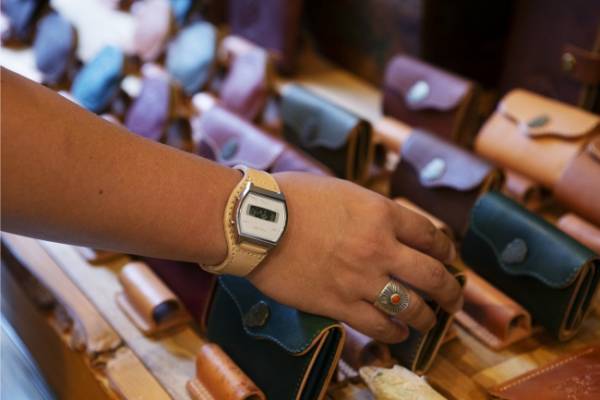 レザークラフトブランドBrown Brownとの協業による腕時計「Lo-Fi Digital」