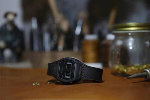 レザークラフトブランドBrown Brownとの協業による腕時計「Lo-Fi Digital」