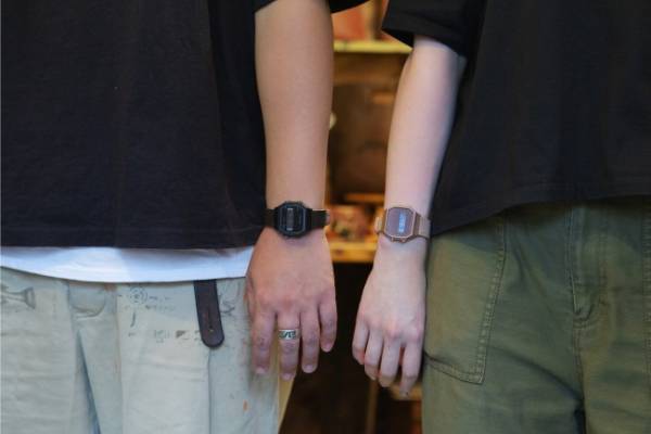 レザークラフトブランドBrown Brownとの協業による腕時計「Lo-Fi Digital」