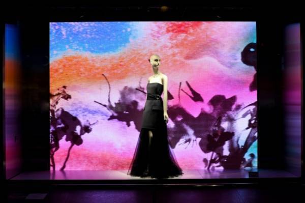 「ファッションを通して力を届けたい」伊勢丹新宿店のウインドウがARを活用した音楽とインスタレーションを展開