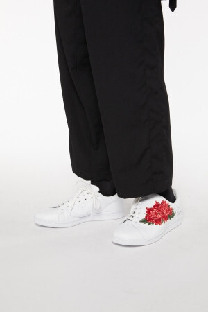 Y'sとadidasによるフットウエアに牡丹の花をモチーフにした「ワイズ フローラル・コレクション」が登場