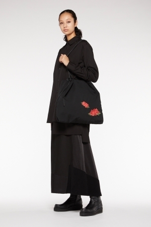 Y'sとadidasによるフットウエアに牡丹の花をモチーフにした「ワイズ フローラル・コレクション」が登場