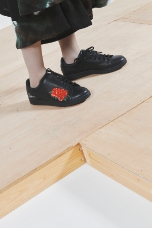 Y'sとadidasによるフットウエアに牡丹の花をモチーフにした「ワイズ フローラル・コレクション」が登場