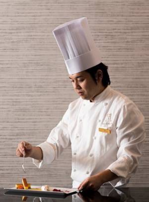 巨峰パンナコッタ、安納芋マカロンなど、ザ ストリングス 表参道の「ロイヤルバイオレット」アフタヌーンティ