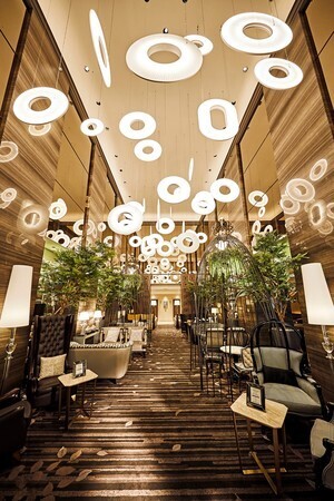 巨峰パンナコッタ、安納芋マカロンなど、ザ ストリングス 表参道の「ロイヤルバイオレット」アフタヌーンティ