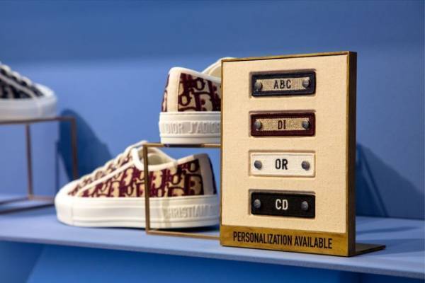 ディオールが今年も英国ハロッズで期間限定のポップアップストア。ベルベットの限定アイテムも登場