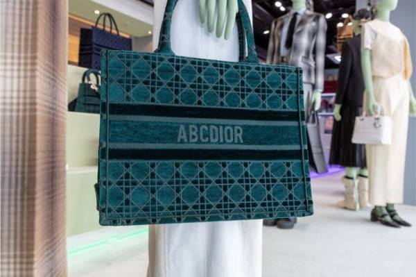 ディオールが今年も英国ハロッズで期間限定のポップアップストア。ベルベットの限定アイテムも登場