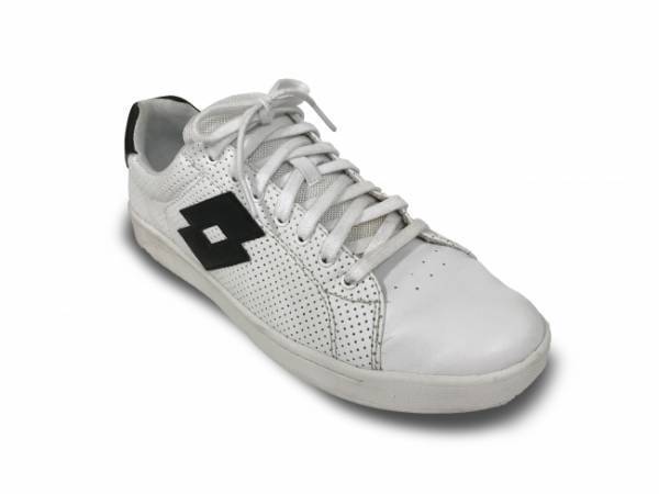 スニーカー汚れの悩み解決! 水を使わず泡の力で隅々までキレイにするプロ使用のスニーカー洗浄液が登場