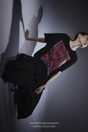 山本耀司が過去に発したsentenceやmessageをプリントしたTシャツをTHE SHOP YOHJI YAMAMOTO限定で発売