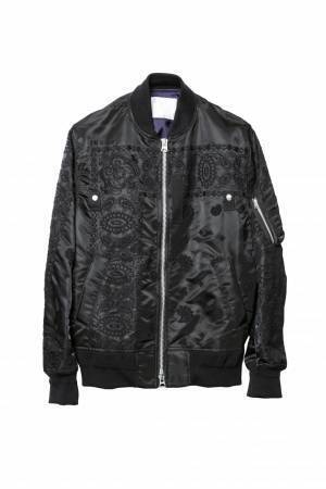 サカイ ジェム新作、ペイズリー柄刺繍のMA-1ジャケットをDSMG限定で発売