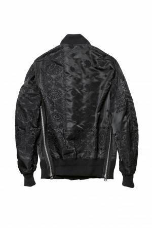サカイ ジェム新作、ペイズリー柄刺繍のMA-1ジャケットをDSMG限定で発売