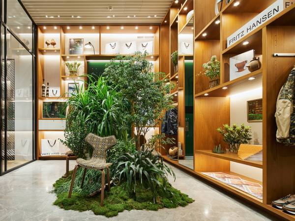 フリッツ・ハンセンとホワイトマウンテニアリングの感性によって、新しい表情で生まれ変わったグランプリチェア