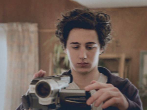 舞台はパリ、ホームビデオの映像で時代をつなぐ。映画「PLAY 25年分のラストシーン」とは?