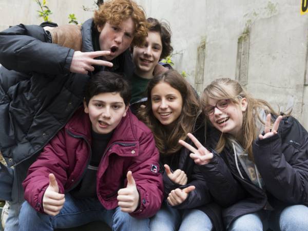 舞台はパリ、ホームビデオの映像で時代をつなぐ。映画「PLAY 25年分のラストシーン」とは?