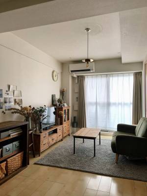 インスタで話題、ナツリさんのお部屋が素敵。やさしさ溢れる木材とアンティーク家具で彩られた空間【お部屋スナップ】