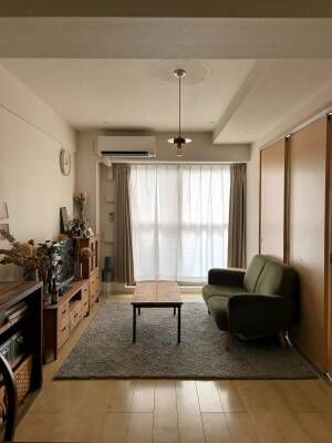 インスタで話題、ナツリさんのお部屋が素敵。やさしさ溢れる木材とアンティーク家具で彩られた空間【お部屋スナップ】