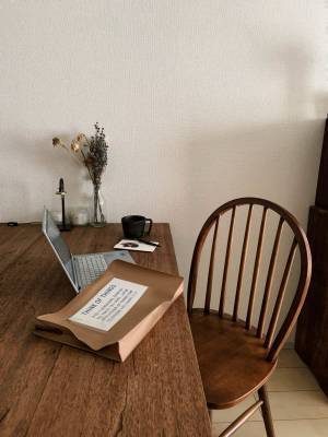 インスタで話題、ナツリさんのお部屋が素敵。やさしさ溢れる木材とアンティーク家具で彩られた空間【お部屋スナップ】